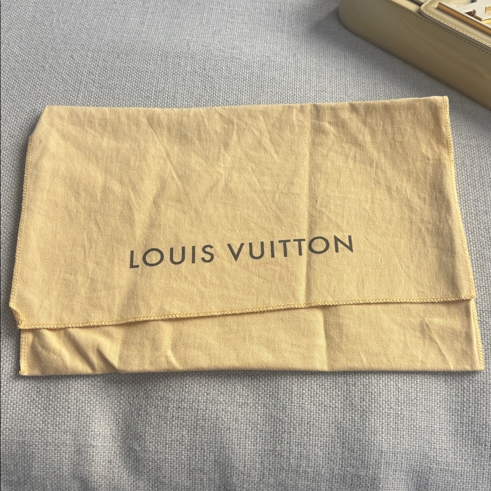 Louis Vuitton Vernis Patent Leather Pochette Sobe Blanc Clutch M93489 - Picture 12 of 16